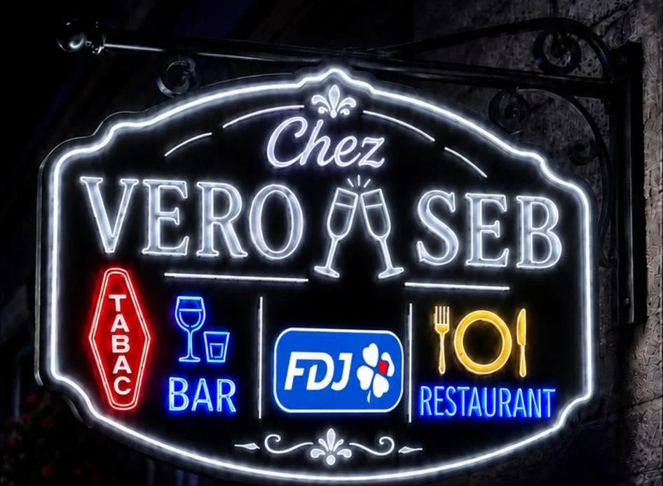 L'enseigne lumineuse Chez Vero et Seb : tabac, bar, FDJ, restaurant