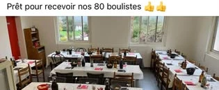 Les tables prêtes pour les boulistes